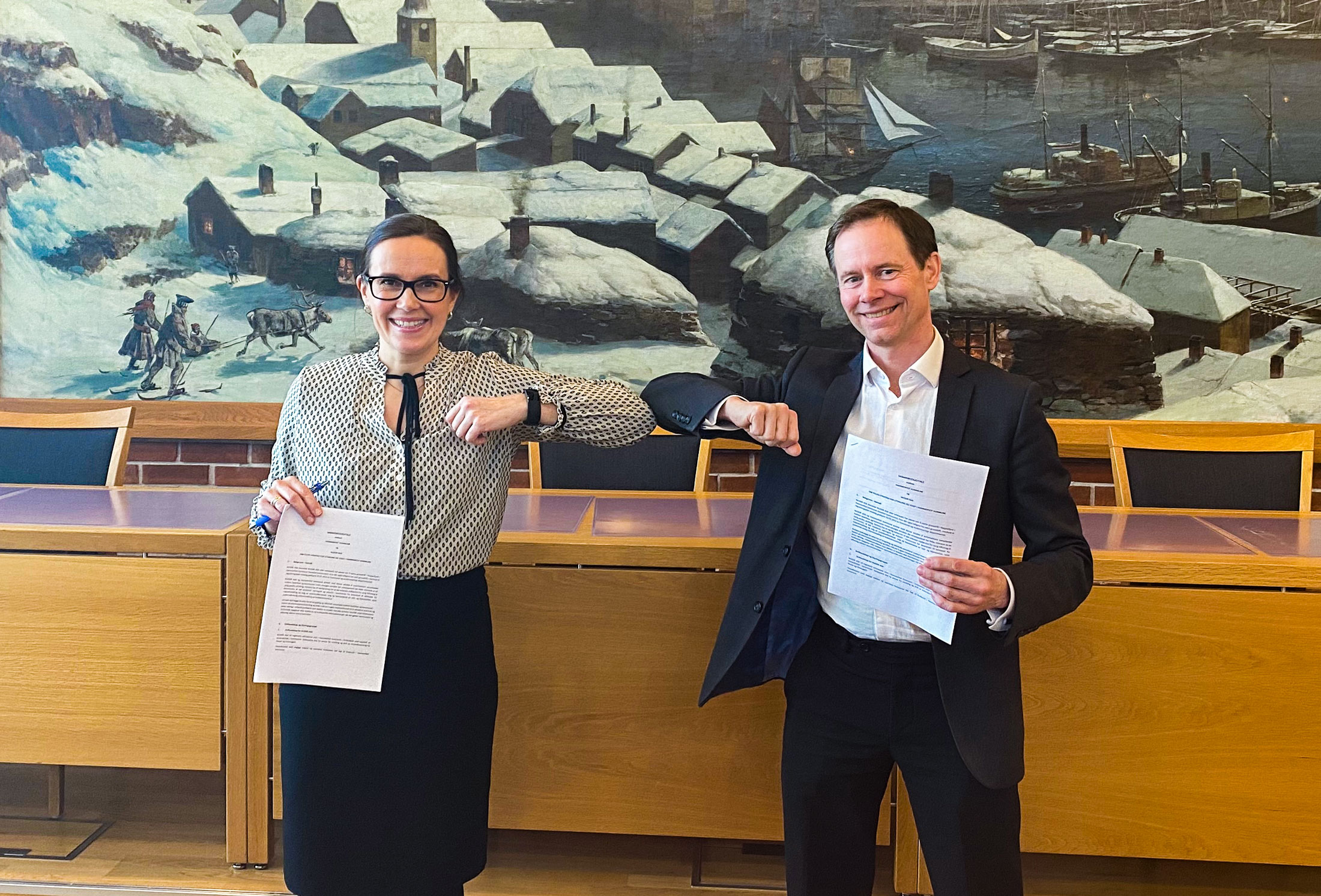Øystein Rushfeldt, CEO of Nussir ASA, and Marianne Sivertsen Næss, Mayor of Hammerfest Municipality, signing the Cooperation Agreement